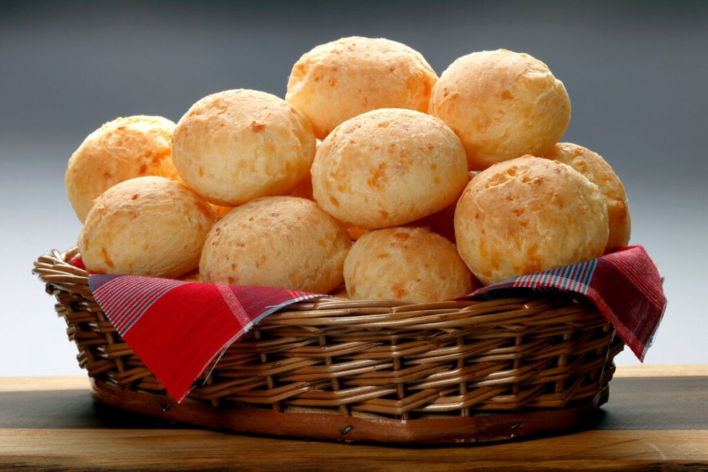 Pão de queijo mineiro tradicional (Imagem: rocharibeiro | Shutterstock)
