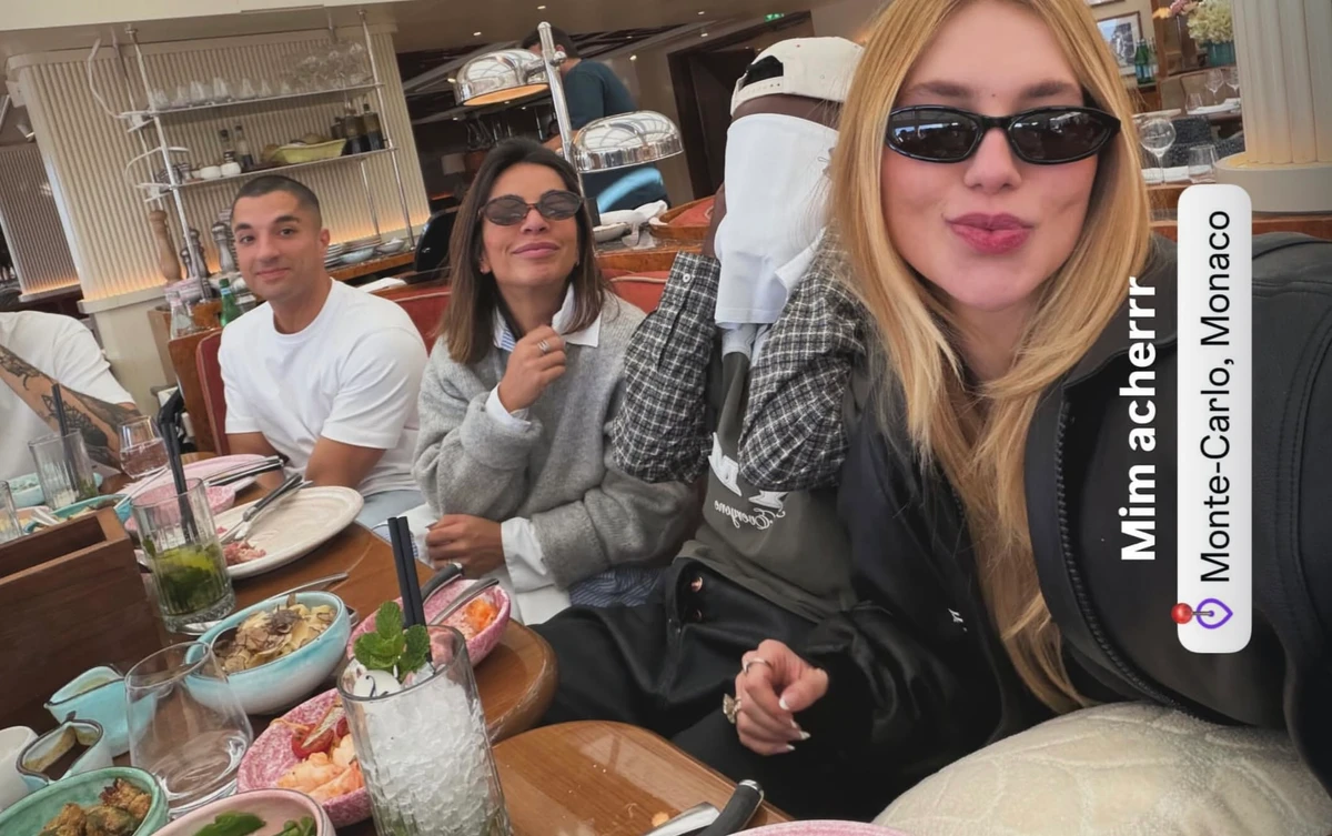 Vini Jr e Virgínia com amigos em restaraunte na França