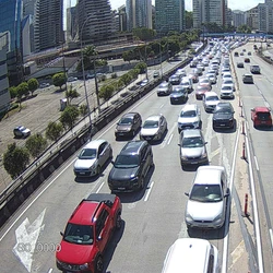 Colisão envolveu um carro e a moto onde estava a vítima. Ciclovia foi fechada para o trabalho da perícia