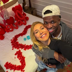 Após rumores que a relação havia acabado antes mesmo de começar algo concreto, o casal dribla o público e firma o amor