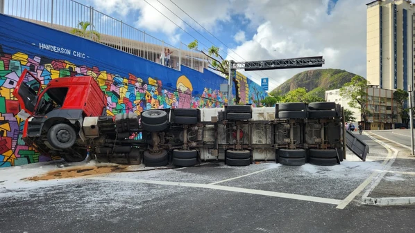 O acidente interditou totalmente a Avenida Vitória no sentido Jucutuquara, complicando o trânsito – que ficou congestionado no Centro e a retenção chegou até a Segunda Ponte