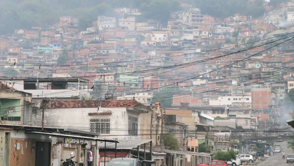 Comecemos pelo mais óbvio. Estimam-se em 30 mil os membros do Comando Vermelho. Se levaram um ano para desencadear essa operação e a do Jacarezinho tem quase quatro, nesse ritmo os traficantes vão morrer de queda no banheiro ou diarreia