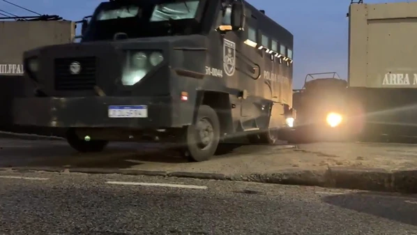 Pense no empresário transportador de cargas. Ele não sofre apenas a perda de R$ 1,2 bilhão anuais em roubos. O prejuízo se multiplica: ele precisa contratar rastreadores caríssimos, escoltas armadas e seguros proibitivos