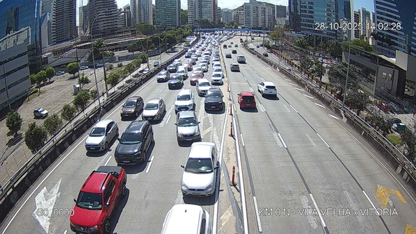 O Corpo de Bombeiros informou que fez uma operação de resgate na estrutura; por volta de 14h30, o trânsito estava liberado