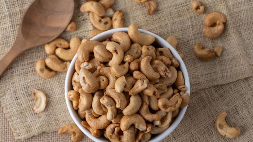 Incluir castanhas na rotina é um gesto simples que produz efeitos profundos na saúde e na longevidade (Imagem: Art Stocker | Shutterstock)