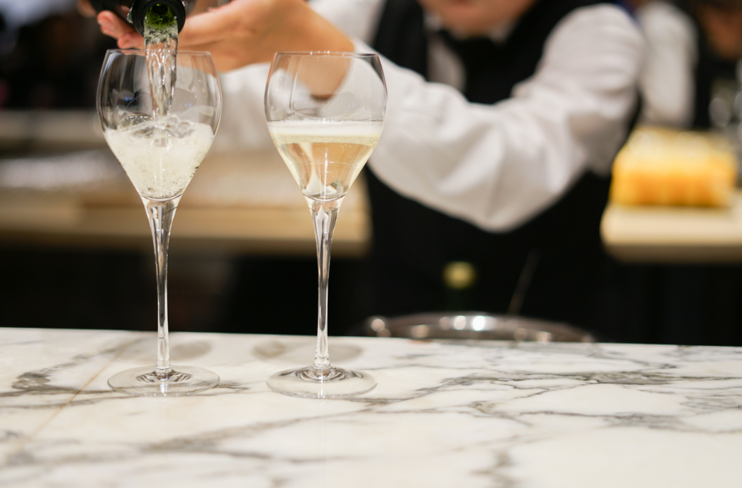 Confira lista de espumantes e saiba diferenciar os tipos da bebida. Crédito: Canva