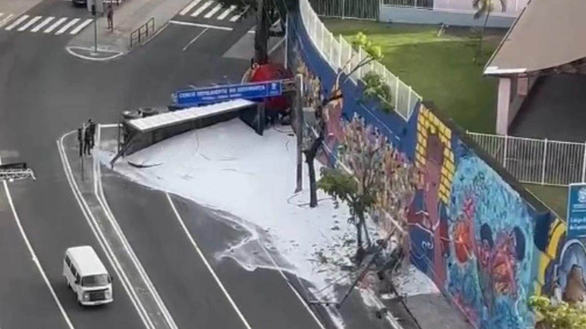 Caminhão tombado na Curva do Saldanha em Vitória por Leitor A Gazeta