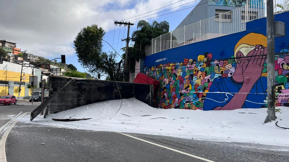 Carreta que transportava ureia tomba na Curva do Saldanha, em Vitória por Alberto Borém