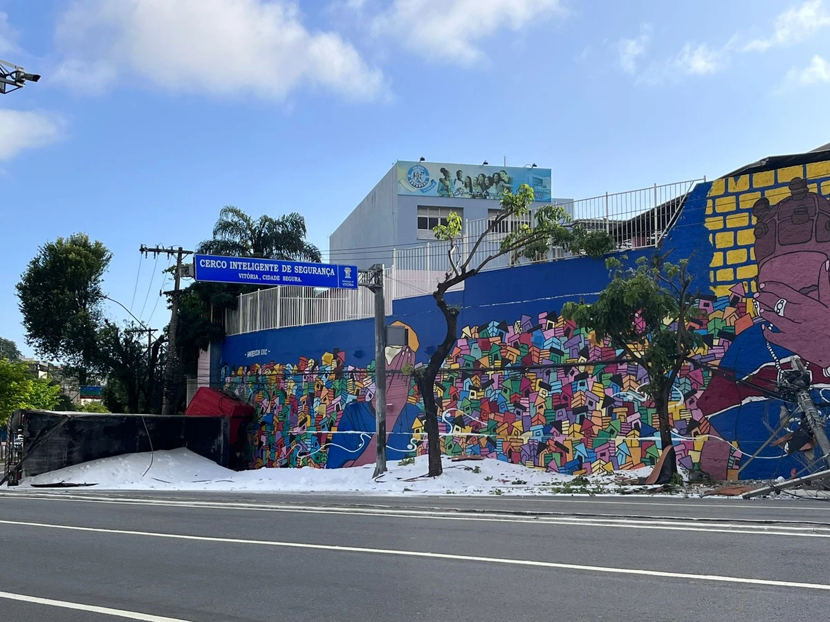 Carreta que transportava ureia tomba na Curva do Saldanha, em Vitória por Alberto Borém
