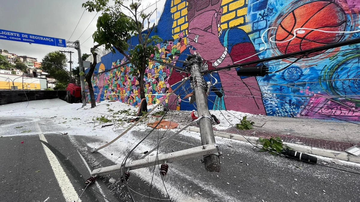 Carreta que transportava ureia tomba na Curva do Saldanha, em Vitória por Alberto Borém