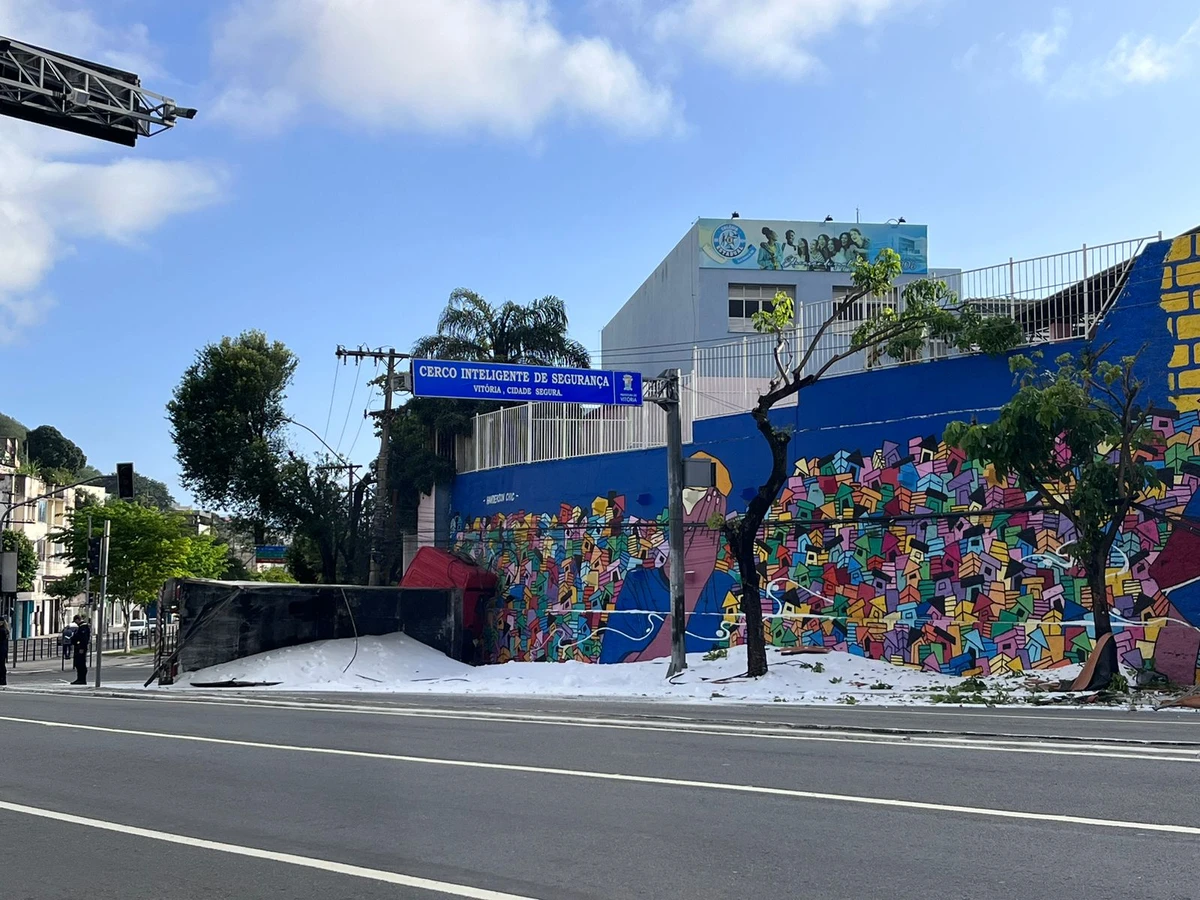 Carreta que transportava ureia tomba na Curva do Saldanha, em Vitória por Alberto Borém