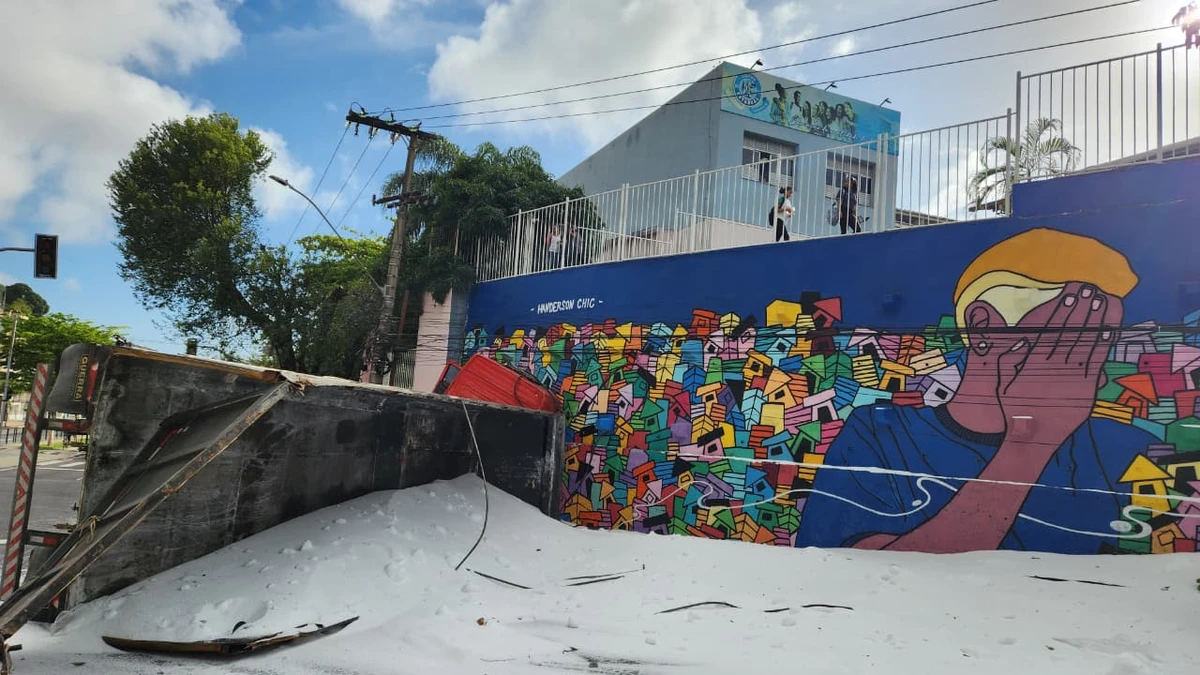 Carreta que transportava ureia tombou na Curva do Saldanha, em Vitória por Ricardo Medeiros