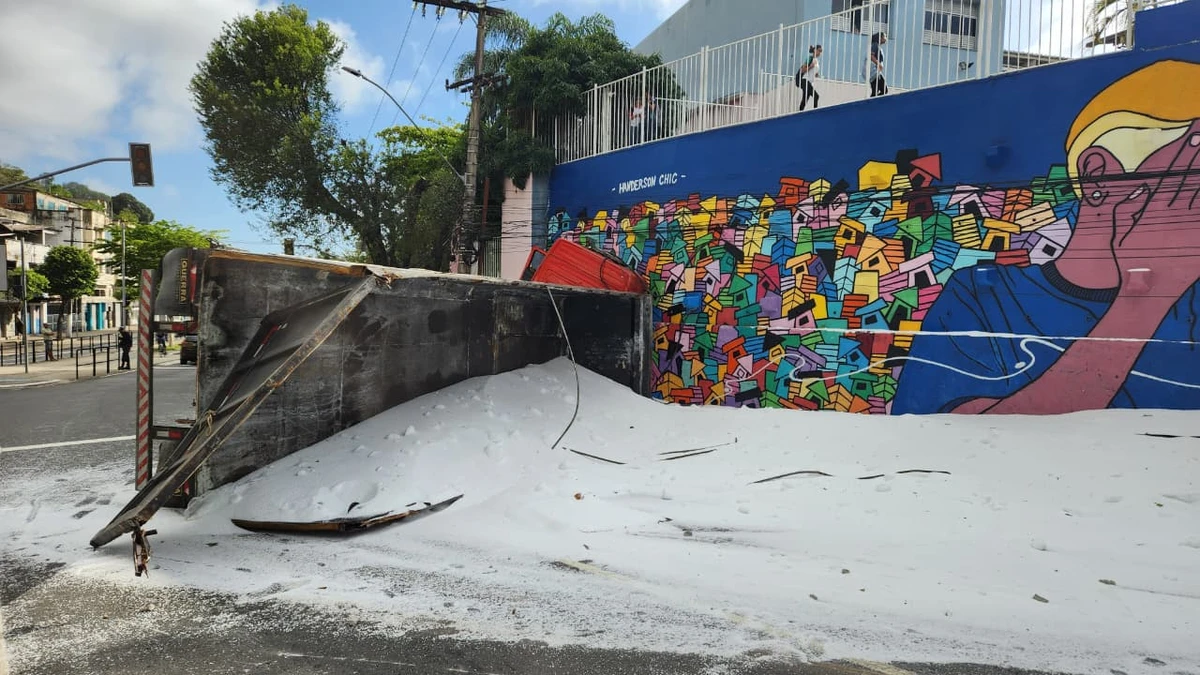 Carreta que transportava ureia tombou na Curva do Saldanha, em Vitória