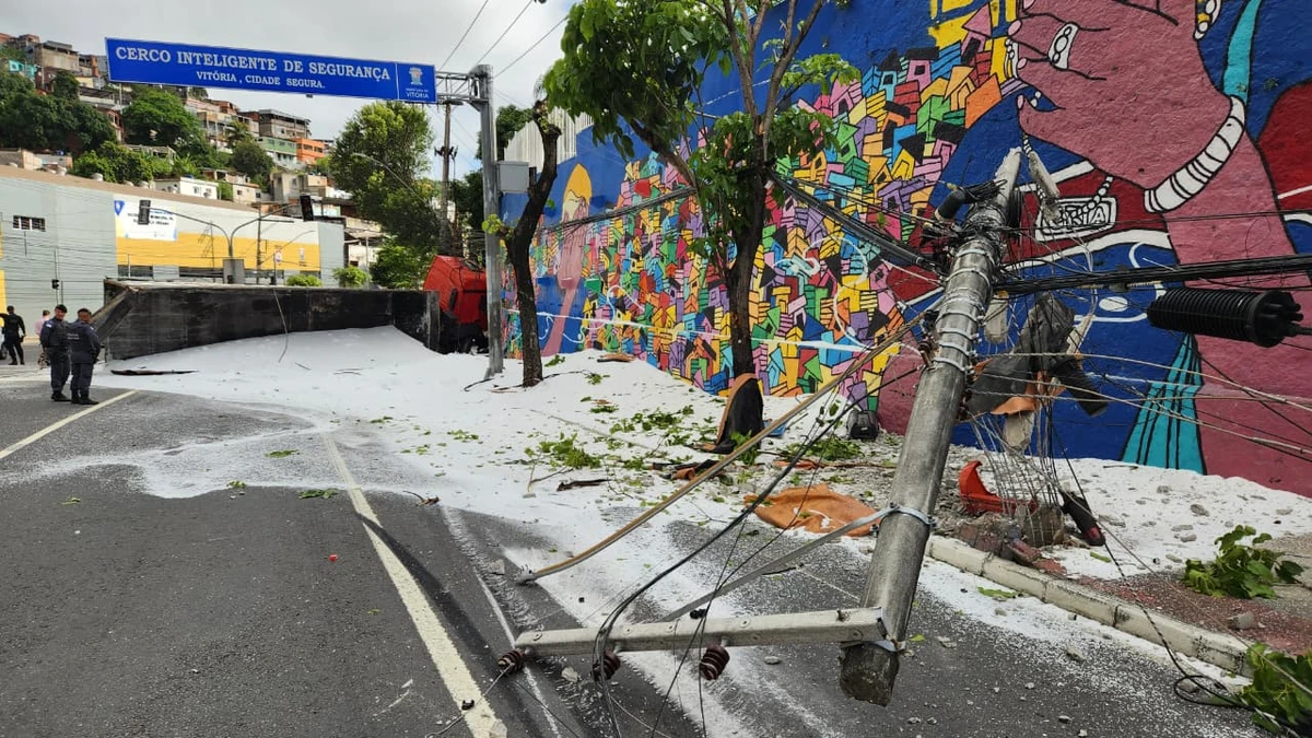 Carreta que transportava ureia tombou na Curva do Saldanha, em Vitória por Ricardo Medeiros