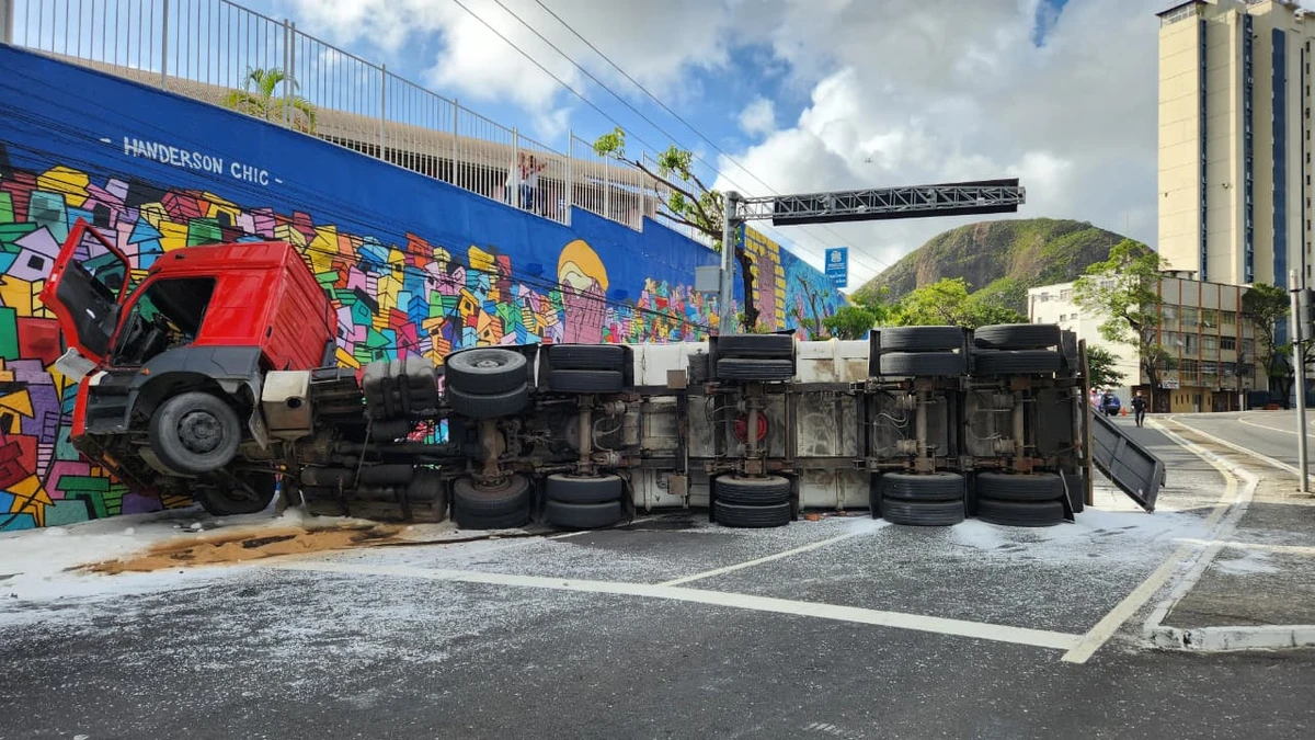 Carreta transportando ureia tombou na Curva do Saldanha, em Vitória