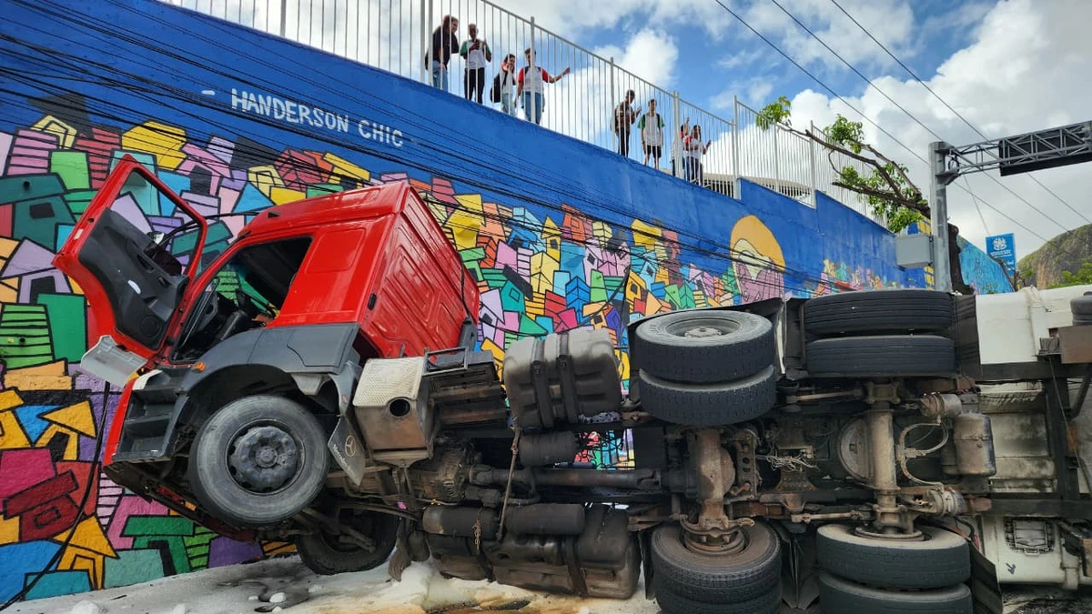 Carreta transportando ureia tombou na Curva do Saldanha, em Vitória por Ricardo Medeiros