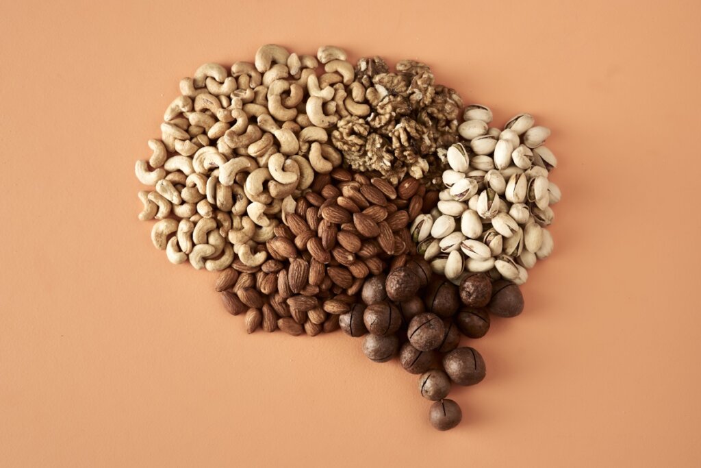 As castanhas participam da produção de neurotransmissores ligados ao bem-estar (Imagem: Geobor | Shutterstock)