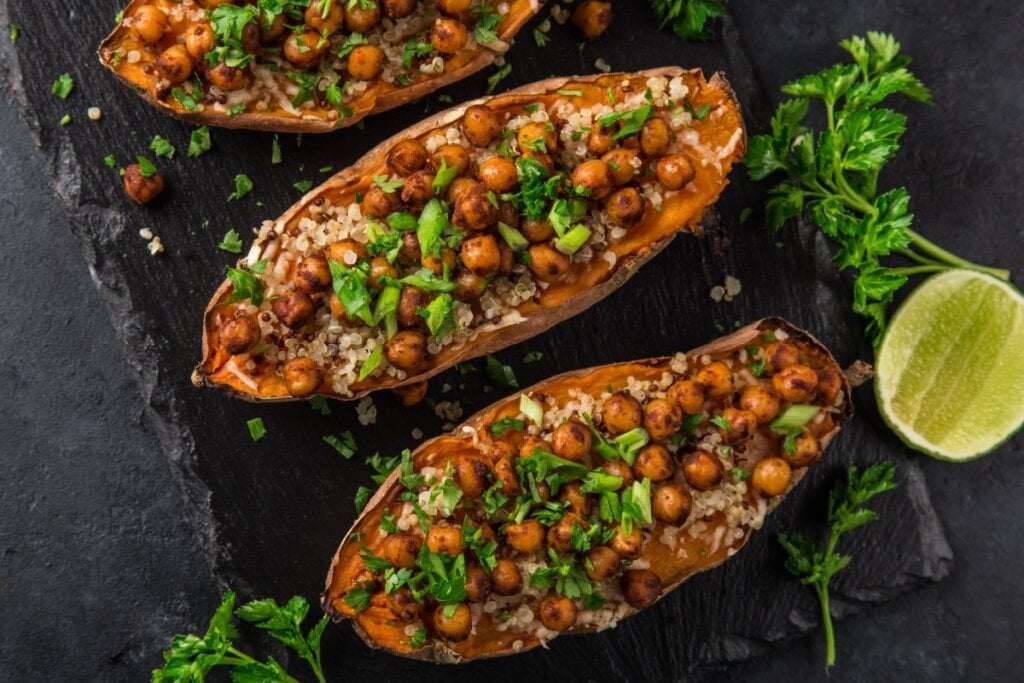 Batata-doce laranja recheada com quinoa e grão-de-bico (Imagem: Anna Shepulova | Shutterstock)