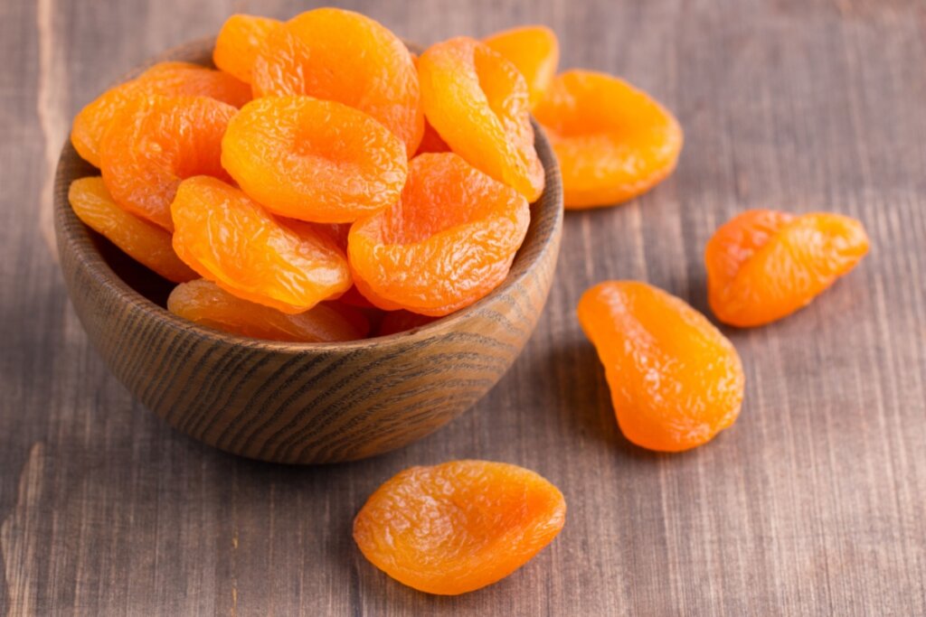 O consumo do damasco ajuda a manter a saúde da visão (Imagem: CreatoraLab | Shutterstock)