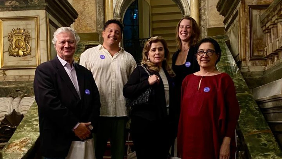 Nessa segunda foto (que talvez seja melhor pra publicar):
Sergio Burgi, Juliano Gomes, Andréa Wanderley (que fez a Pesquisa e Cronologia da publicação), Alessandra Coutinho (assistente de curadoria da exposição) e Rosely Nakagawa