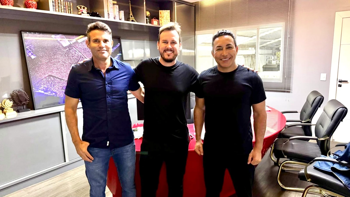 O cantorZe Elias entre Itagildo Marques e Nelinho Miranda 