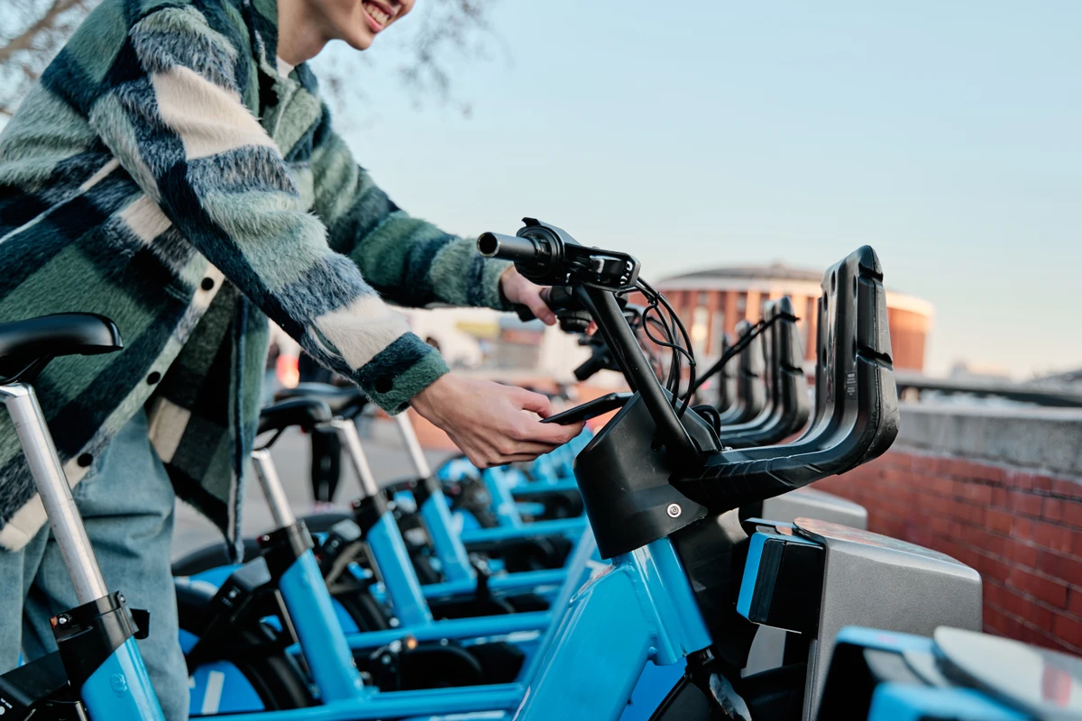 O mapa do Plano Diretor Urbano (PDU) de 2018, de Vitória, indica o planejamento de uma infraestrutura cicloviária nessa mesma rua, mas até hoje nada foi executado