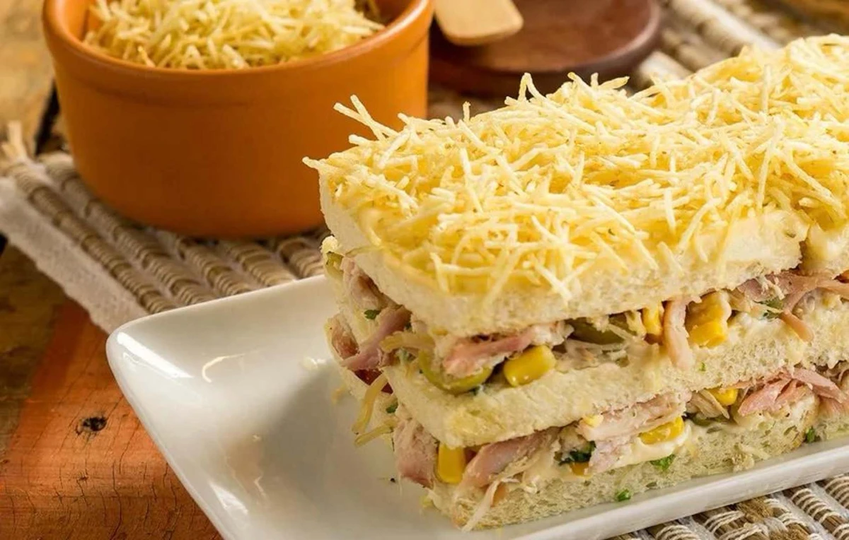 Torta salgada de frango com pão de forma 