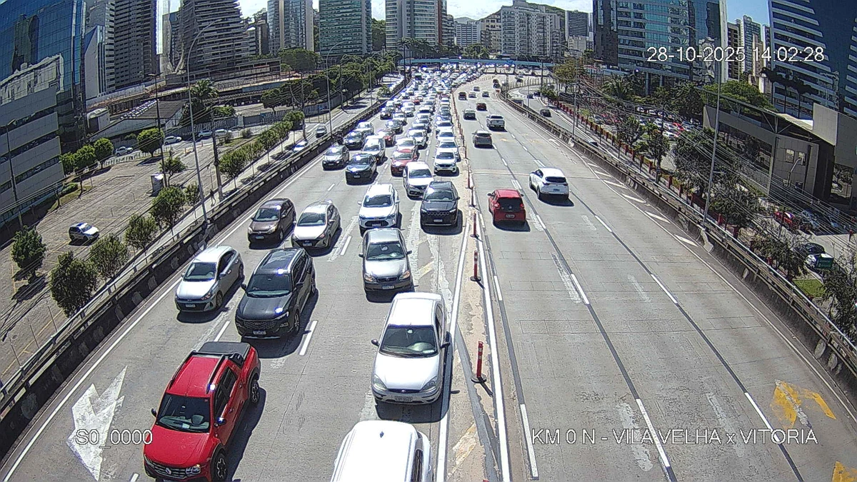 Trânsito complicado na Terceira Ponte, sentido Vila Velha, na tarde desta quarta-feira (28)