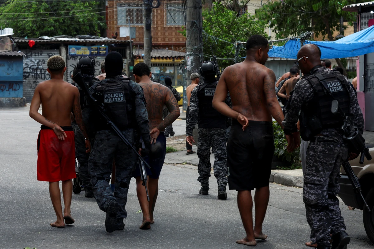 unidade especial da Polícia Militar prende suspeitos de tráfico de drogas em operação na favela da Penha, no Rio de Janeiro