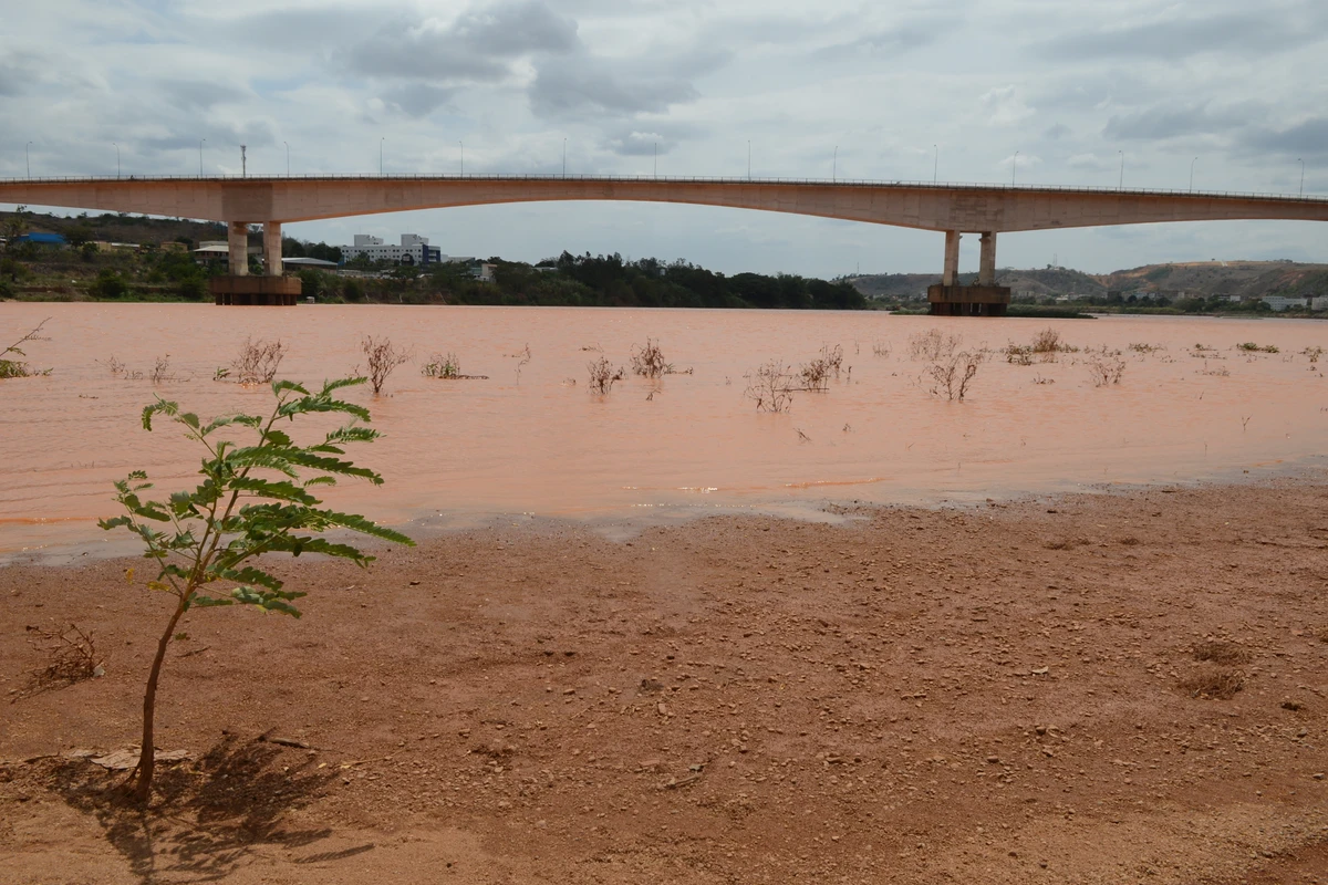 Vista do Rio Doce em Baixo Guandu, um mês após o rompimento da Barragem de Fundão
