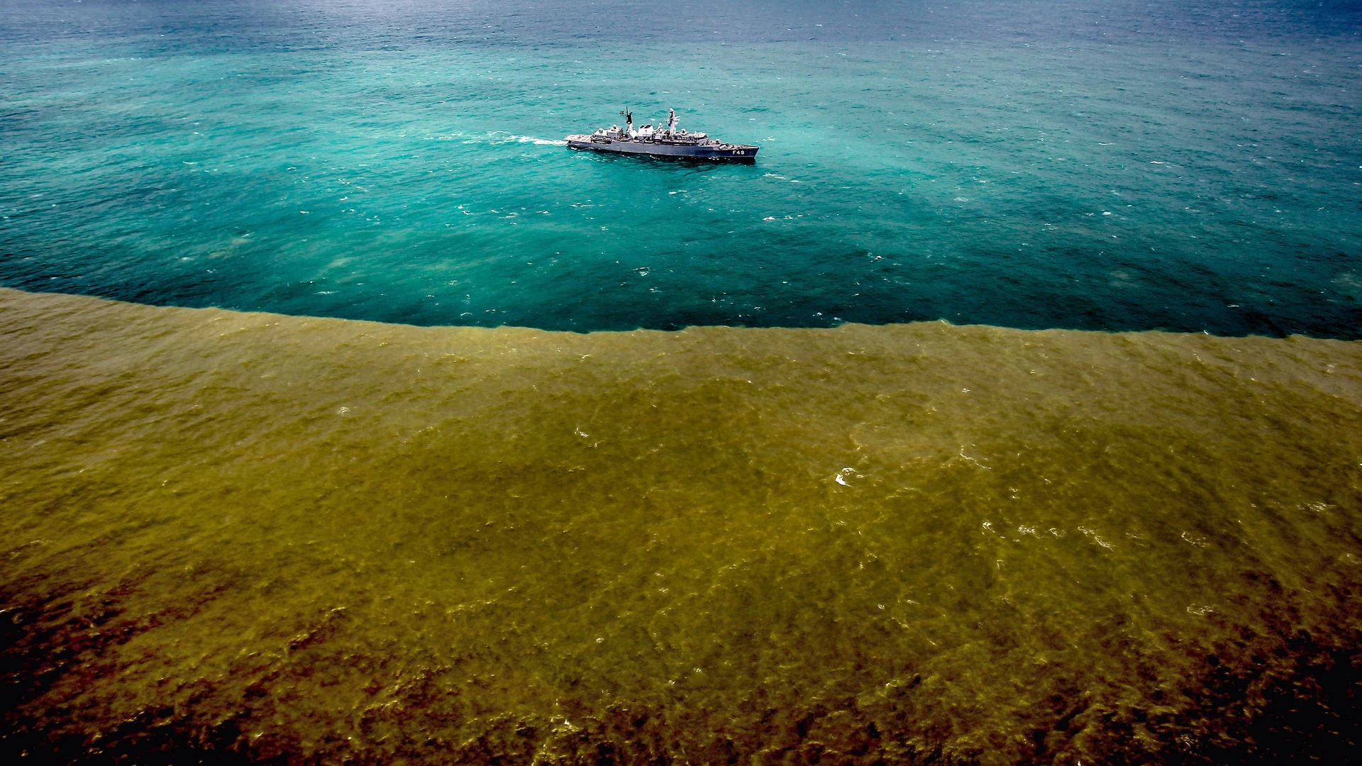 Data: 22/11/2015 - ES - BARRAGEM/ROMPIMENTO/OCEANO - GERAL - Lama de rejeitos minerais proveniente da barragem do Fundão, rompida no último dia 5, chega ao oceano no distrito de Regência, em Linhares (ES), neste domingo (22). A lama chegou ao mar após percorrer o leito do Rio Doce - Editoria: Prima - Foto: GABRIELA BILó/ESTADÃO CONTEÚDO - GZ