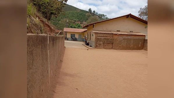 Secretaria de Educação suspendeu o uso da água antes do resultado da análise; unidade recebe água mineral e mantém as aulas normalmente