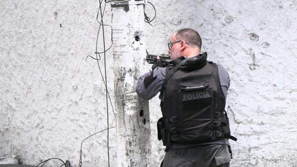 Todo mundo só pensa em uma maneira de combater a violência e o crime: o enfrentamento direto, prender ou matar bandidos, o maior número deles possível