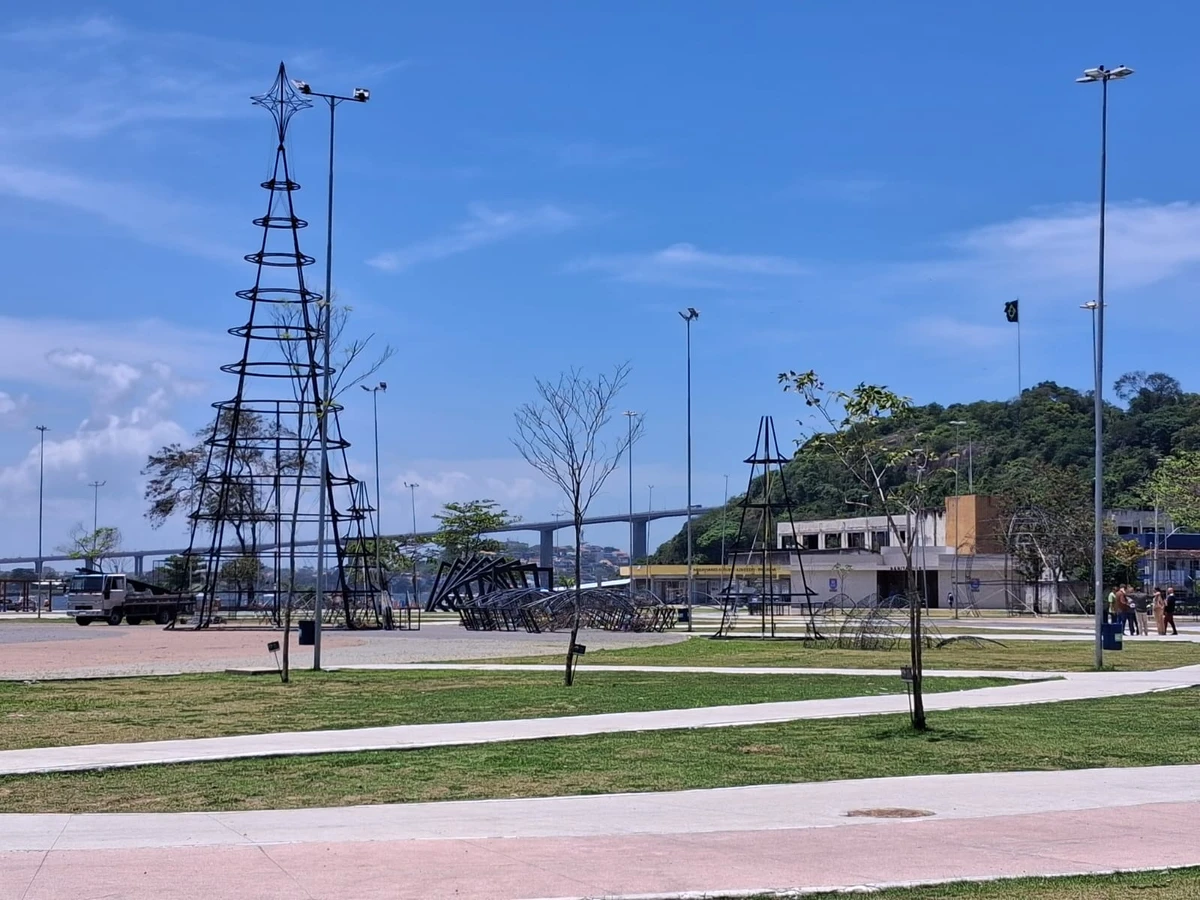 A árvore de Natal começou a ser montada no Parque da Prainha