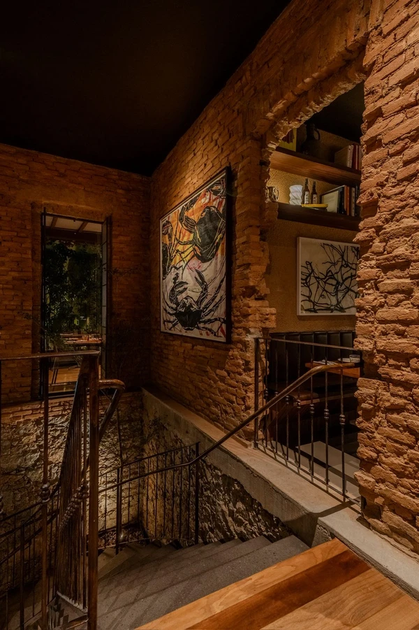 A iluminação suave na parte interna do restaurante