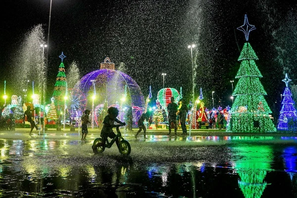Crianças brincam na Vila Natalina do Natal de 2024 em Vila Velha