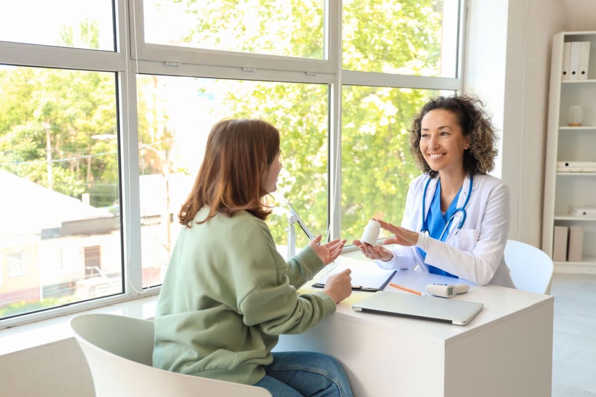 Os sinais de deficiência de ferro e vitamina D aparecem de forma sutil (Imagem: Pixel-Shot | Shutterstock)