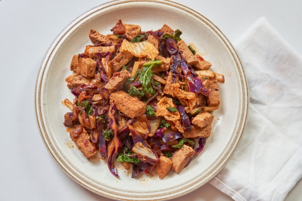 Refogado de tofu (Imagem: AnyaWhy | Shutterstock)