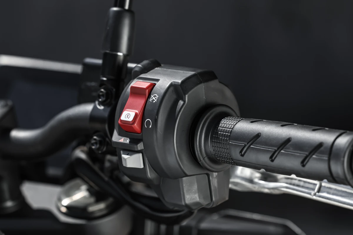 Os controles do lado esquerdo integram o corta corrente e pisca alerta por Honda/Divulgação