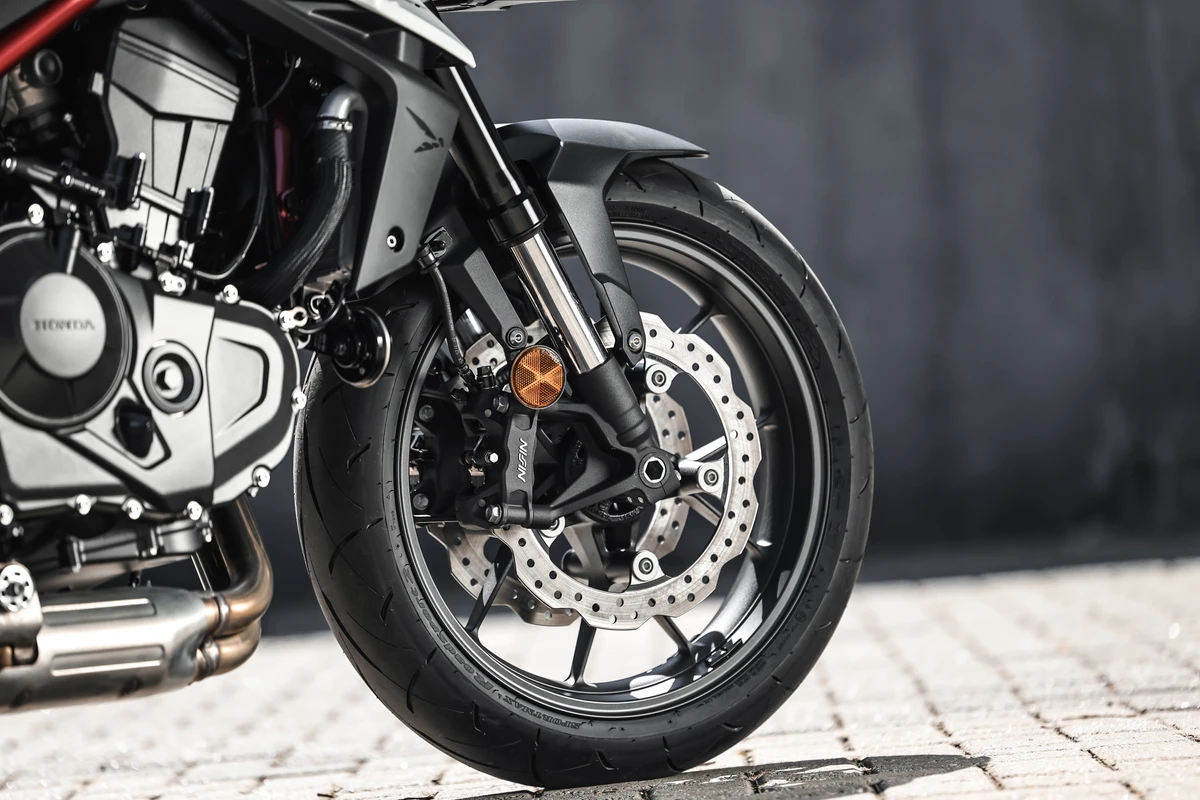 Honda CB750 Hornet utiliza pneus 120/70-ZR17 na dianteira por Honda/Divulgação