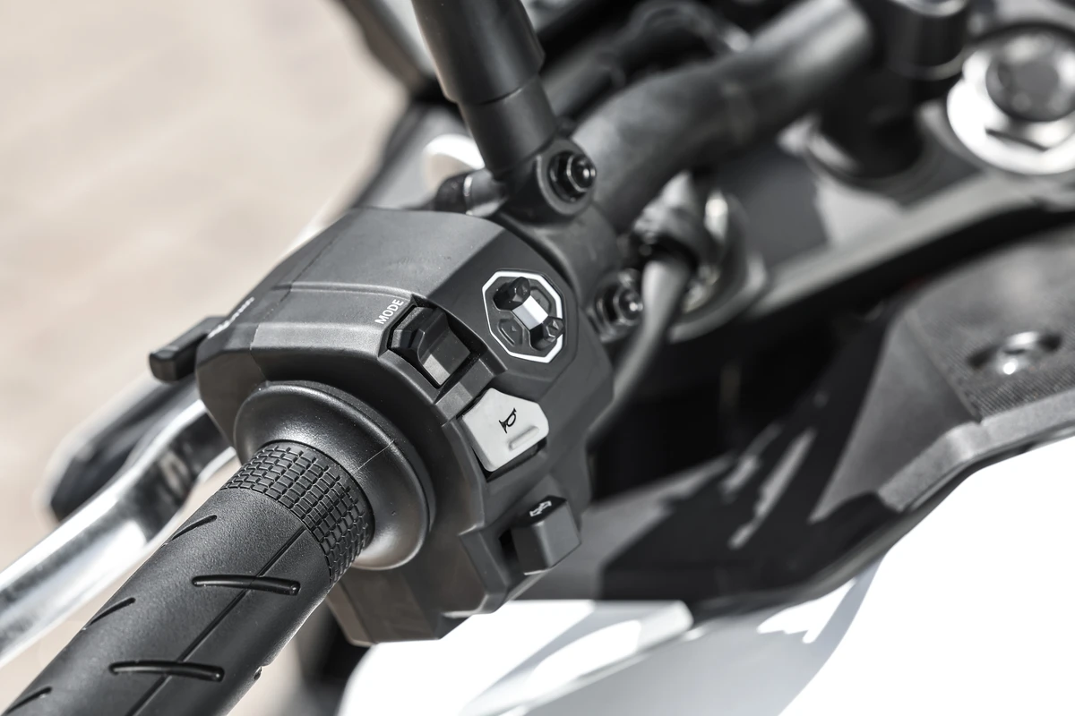 Controles do punho esquerdo da Hornet regulam o painel por Honda/Divulgação