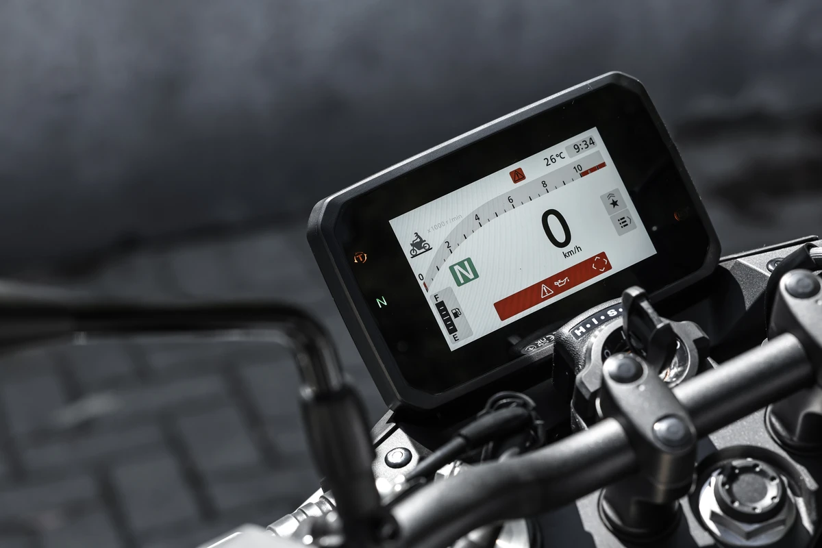 A CB750 Hornet adota painel TFT colorido de 5 polegadas por Honda/Divulgação