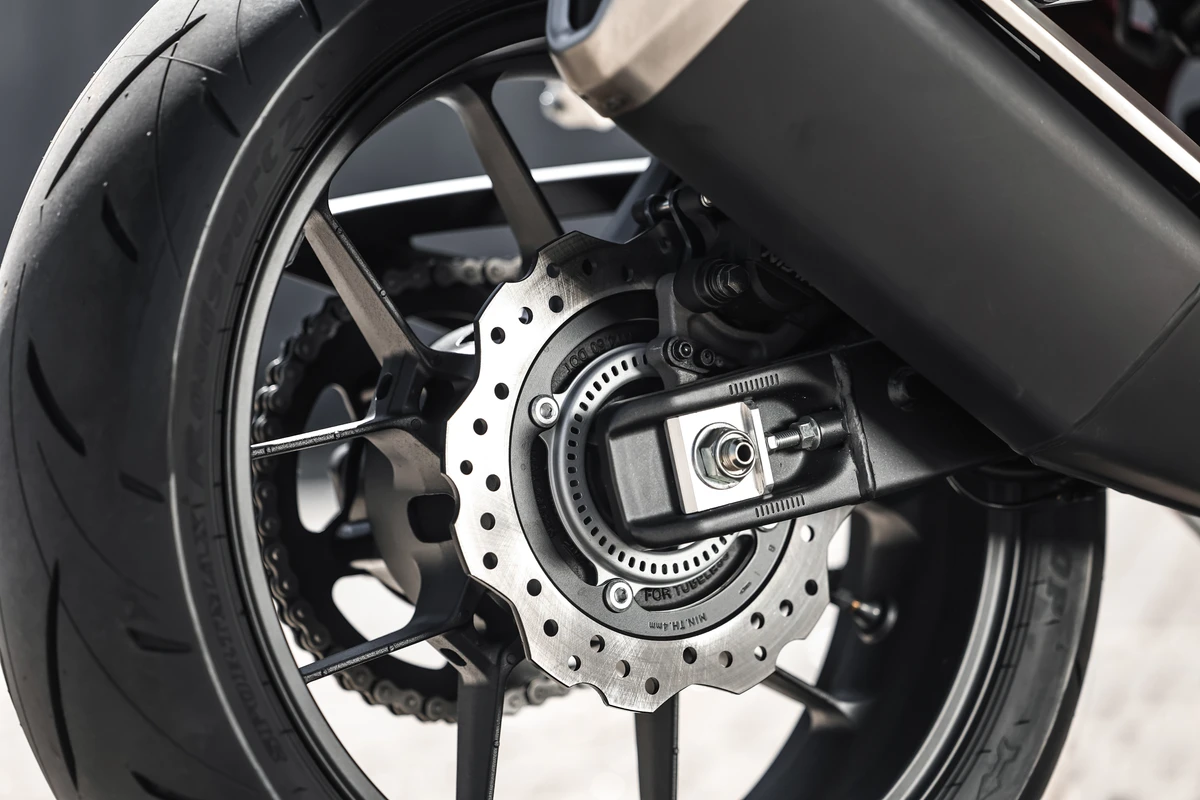 Honda CB750 Hornet utiliza pneus 160/60-ZR17 na traseira  por Honda/Divulgação