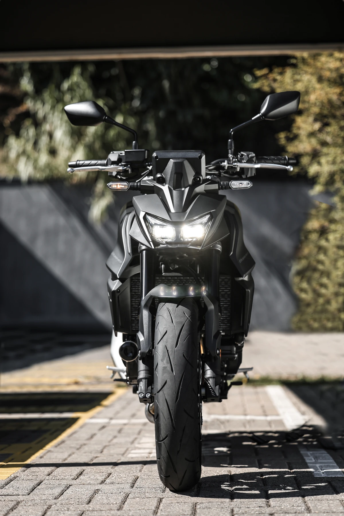 Farol único em LED com projetor duplo - versão Preto Metálico por Honda/Divulgação