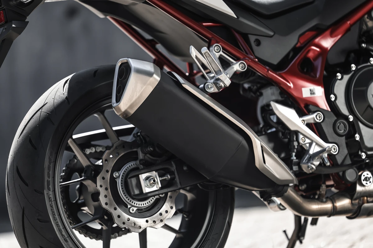 O escapamento nessa versão é posicionado do lado direito da roda traseira, comum em motos da Honda por Honda/Divulgação