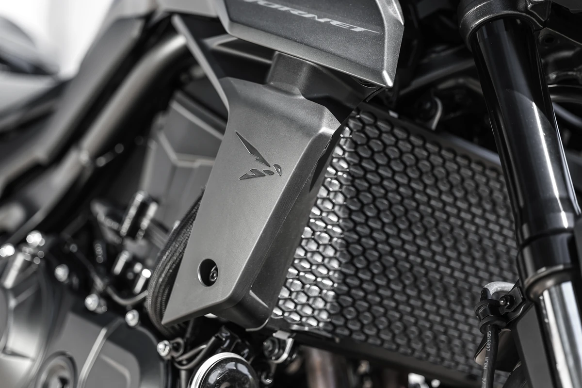 Detalhe de uma asa de vespa, referência direta ao nome “Hornet” por Honda/Divulgação