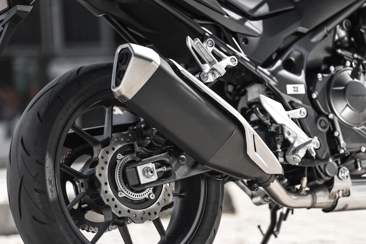 O escapamento nessa versão é posicionado do lado direito da roda traseira, comum em motos da Honda por Honda/Divulgação