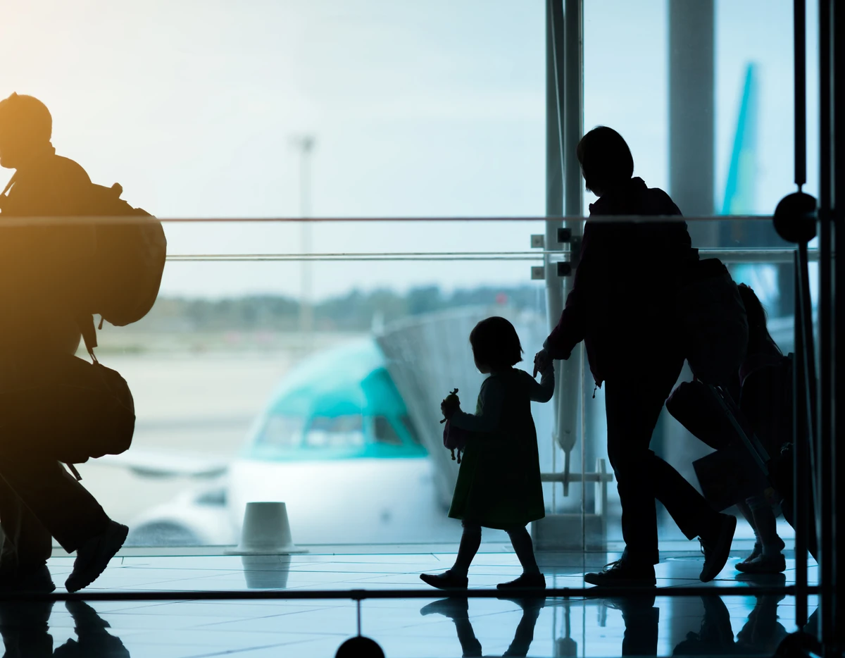 Mulher e criança no aeroporto