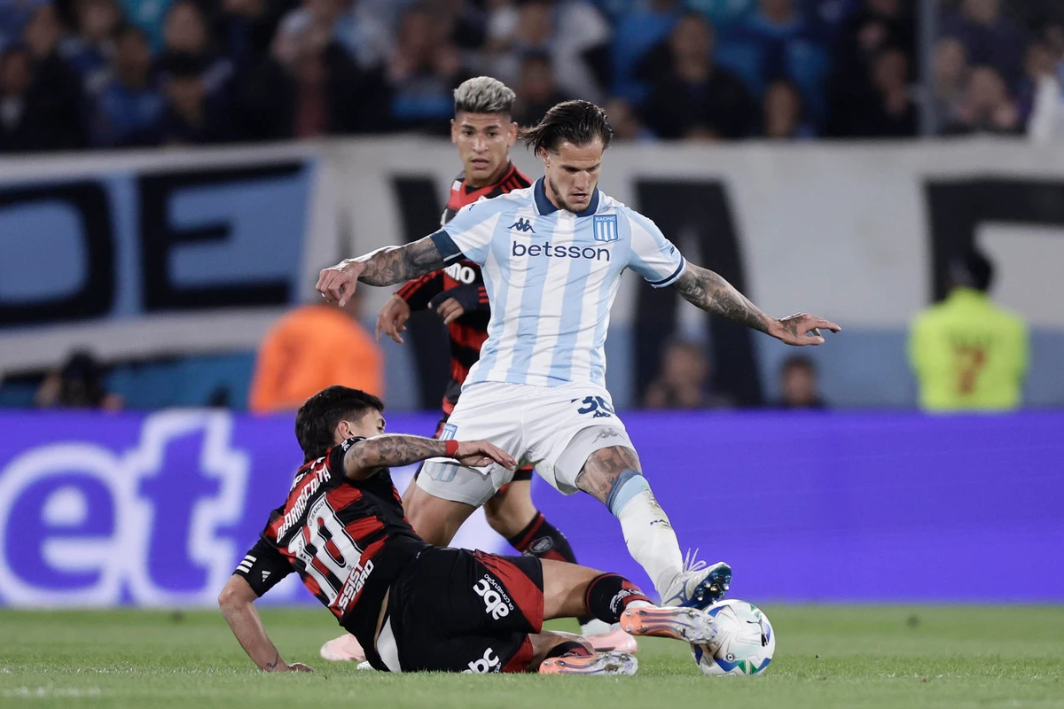 O Flamengo conseguiu segurar o Racing mesmo com um jogador a menos