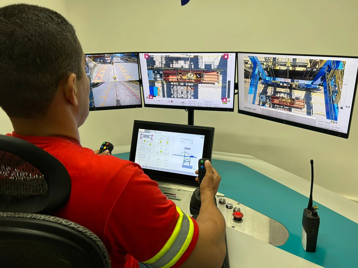 Operador movimenta remotamente guindaste gigante em Vila Velha
